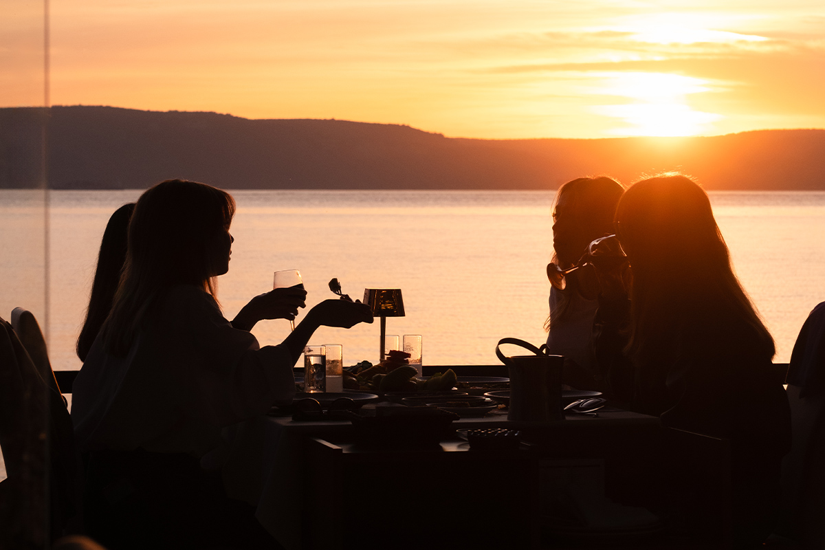 Gün Batımı Eşliğinde Akşam Yemeği