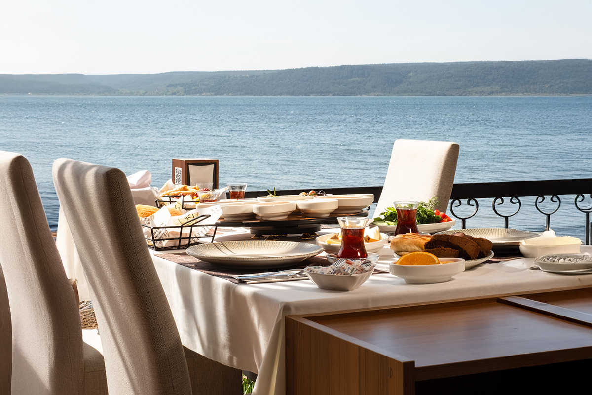 Deniz Kıyısında Serpme Kahvaltı